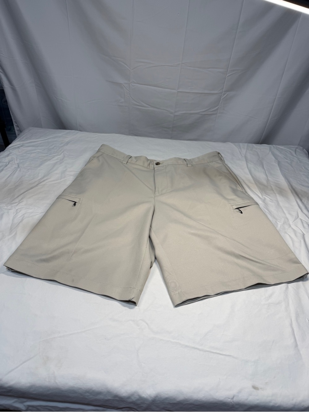 Izod Classic Cargo Mens 34 Microfiber Shorts Light Beige Zipper Pockets
